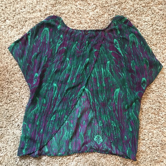 3/$30 Open Back Guess Short Sleeve Top - Picture 2 of 2